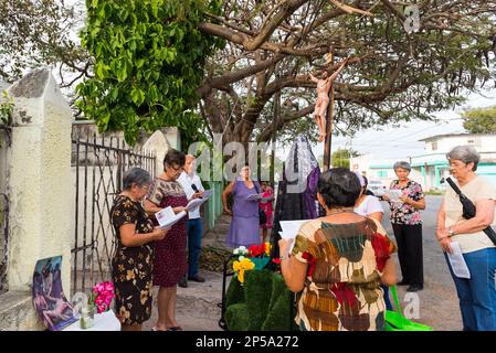 Pour marquer le septième vendredi de Carême, de petits autels d'homme sont établis dans certains des quartiers plus traditionnels de Merida, au Mexique. Ils sont ici pour commémorer la souffrance de la Vierge Marie. Les paroissiens vont de maison en maison avec une statue de la Vierge Marie et une croix avec Jésus, ils prient et chantent des cantiques religieux pour l'occasion Banque D'Images