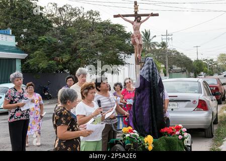 Pour marquer le septième vendredi de Carême, de petits autels d'homme sont établis dans certains des quartiers plus traditionnels de Merida, au Mexique. Ils sont ici pour commémorer la souffrance de la Vierge Marie. Les paroissiens vont de maison en maison avec une statue de la Vierge Marie et une croix avec Jésus, ils prient et chantent des cantiques religieux pour l'occasion Banque D'Images