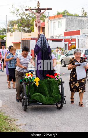 Pour marquer le septième vendredi de Carême, de petits autels d'homme sont établis dans certains des quartiers plus traditionnels de Merida, au Mexique. Ils sont ici pour commémorer la souffrance de la Vierge Marie. Les paroissiens vont de maison en maison avec une statue de la Vierge Marie et une croix avec Jésus, ils prient et chantent des cantiques religieux pour l'occasion Banque D'Images