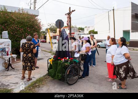 Pour marquer le septième vendredi de Carême, de petits autels d'homme sont établis dans certains des quartiers plus traditionnels de Merida, au Mexique. Ils sont ici pour commémorer la souffrance de la Vierge Marie. Les paroissiens vont de maison en maison avec une statue de la Vierge Marie et une croix avec Jésus, ils prient et chantent des cantiques religieux pour l'occasion Banque D'Images
