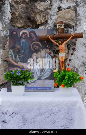 Pour marquer le septième vendredi de Carême, de petits autels d'homme sont établis dans certains des quartiers plus traditionnels de Merida, au Mexique. Ils sont ici pour commémorer la souffrance de la Vierge Marie. Les paroissiens vont de maison en maison avec une statue de la Vierge Marie et une croix avec Jésus, ils prient et chantent des cantiques religieux pour l'occasion Banque D'Images
