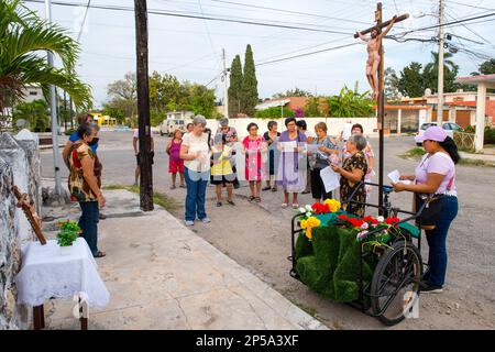 Pour marquer le septième vendredi de Carême, de petits autels d'homme sont établis dans certains des quartiers plus traditionnels de Merida, au Mexique. Ils sont ici pour commémorer la souffrance de la Vierge Marie. Les paroissiens vont de maison en maison avec une statue de la Vierge Marie et une croix avec Jésus, ils prient et chantent des cantiques religieux pour l'occasion Banque D'Images