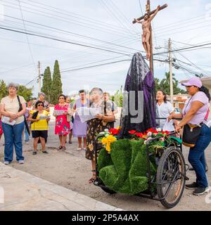 Pour marquer le septième vendredi de Carême, de petits autels d'homme sont établis dans certains des quartiers plus traditionnels de Merida, au Mexique. Ils sont ici pour commémorer la souffrance de la Vierge Marie. Les paroissiens vont de maison en maison avec une statue de la Vierge Marie et une croix avec Jésus, ils prient et chantent des cantiques religieux pour l'occasion Banque D'Images