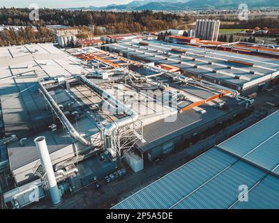 Vue aérienne du centre de distribution, du centre logistique en Europe Banque D'Images
