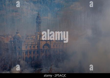 'Mascleta' de pétards dans la Plaza del Ayuntamiento, Fallas de Valence,Espagne,festival Banque D'Images