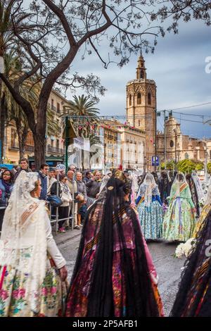 Défilé d'offrande de fleurs, personnes avec des hommages floraux à la Vierge de los desamparados, festival Fallas, rue San Vicente Martir, Valence Banque D'Images