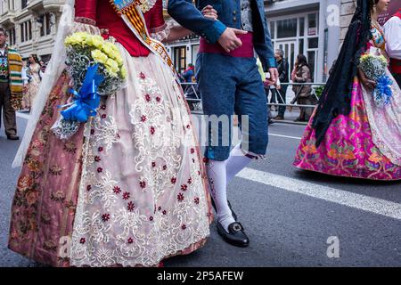 Détail des croyants pendant le défilé d'offrande de fleurs, les gens avec des hommages floraux à la Vierge de los desamparados, festival Fallas, rue San Pau, Vale Banque D'Images