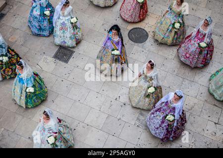 Défilé d'offrande de fleurs, personnes avec des hommages floraux à la Vierge de los desamparados, festival Fallas, rue carrer del Micalet, Valence Banque D'Images