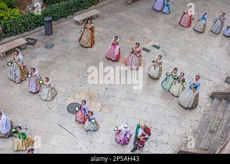 Défilé d'offrande de fleurs, personnes avec des hommages floraux à la Vierge de los desamparados, festival Fallas, rue carrer del Micalet, Valence Banque D'Images