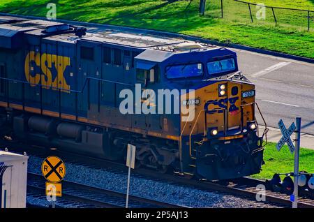 CSX 702 s'approche du chemin de fer du terminal CSX aux quais de l'État de l'Alabama, à 3 mars 2023, à Mobile, en Alabama. Banque D'Images
