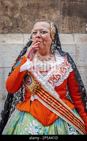 Femme fumant à Falloura Costume pendant le défilé d'offrande de fleurs, hommage à la Vierge de los desamparados, festival de Fallous, place de la Virgen, va Banque D'Images