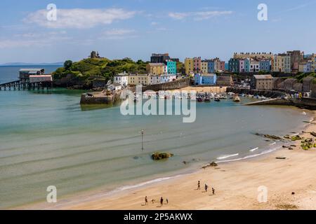 Bâtiments colorés et pittoresques dans la ville balnéaire gallois de Tenby, Pembrokeshire Banque D'Images