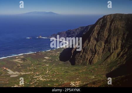 Vue sur la vallée El Golfo, et l'île de La Palma en arrière-plan, El Hierro, île des Canaries, Espagne, Europe Banque D'Images