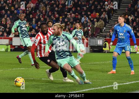 Londres, Royaume-Uni. 06th mars 2023. Tim REAM du FC Fulham quitte la zone de pénalité alors que Josh Dasilva du FC Brentford se termine lors du match de la Premier League entre Brentford et Fulham au Gtech Community Stadium, Londres, Angleterre, le 6 mars 2023. Photo de Phil Hutchinson. Utilisation éditoriale uniquement, licence requise pour une utilisation commerciale. Aucune utilisation dans les Paris, les jeux ou les publications d'un seul club/ligue/joueur. Crédit : UK Sports pics Ltd/Alay Live News Banque D'Images