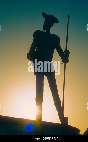 Statue de Don Quichotte en face de la Venta del Quijote, Puerto Lapice, province de Ciudad Real, Castilla la Mancha, la route de Don Quichotte, Espagne Banque D'Images