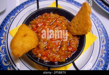 "Pisto Manchego", Venta del Quijote, célèbre restaurant typique, cuisine traditionnelle, Puerto Lapice, province de Ciudad Real, Castilla la Mancha, le rou Banque D'Images