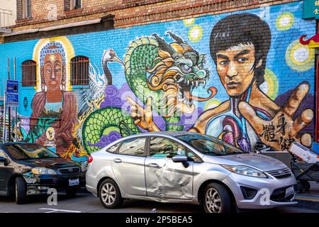 Exploration de Chinatown à San Francisco, Californie. Bruce Lee et la fresque de Bouddha à Grant et Sacramento. Banque D'Images