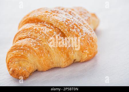 Croissant avec bonbons au sucre, petit déjeuner typique le matin. Arrière-plan blanc. Banque D'Images