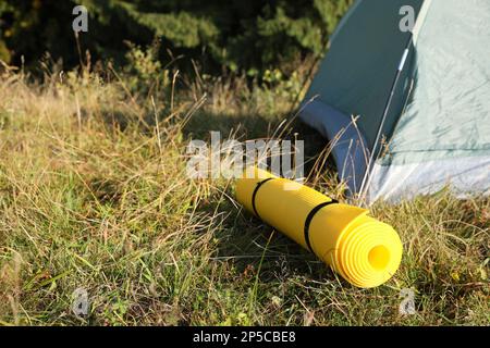Tapis de couchage près d'une tente de camping à l'extérieur. Équipement de tourisme Banque D'Images