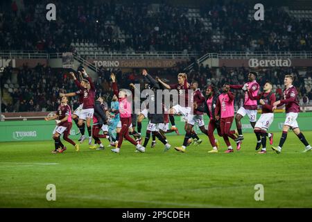 Joueur du FC de Turin célébrant avec un supporter lors de la série a italienne, match de football entre le FC de Turin et le FC de Bologne, le 06 mars 2023 au Stadio Olimpico Grande Torino, Turin, Italie. Photo Ndrerim Kaceli Banque D'Images