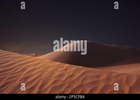 Vue panoramique sur le désert de sable sous un ciel étoilé la nuit Banque D'Images