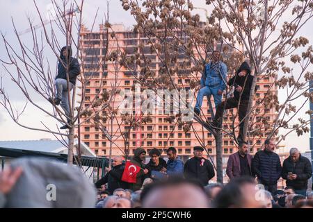 Ankara, Turquie. 06th mars 2023. Les gens grimpent sur les arbres pour regarder le communiqué de presse. Le Parti républicain du peuple (CHP), le Parti IYI (IYI), le Parti de l'avenir (GP), le Parti de la Felicité (SP), le Parti de la démocratie et du progrès (DEVA) et le Parti démocrate (DP), qui ont formé l'Alliance de la nation lors des élections présidentielles, se tiendront à 14 mai 2023. Lors de l'élection présidentielle, communiqué de presse au siège du Parti Saadet, il a été annoncé que le candidat conjoint est le Président du CHP Kemal K?l?çdaro?lu. (Photo de Tunahan Turhan/SOPA Images/Sipa USA) crédit: SIPA USA/Alay Live News Banque D'Images