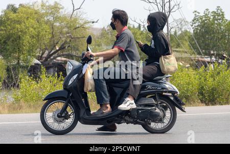 BANGKOK, THAÏLANDE, FÉVRIER 07 2023, le couple roule en moto Banque D'Images