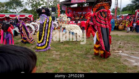 Reog Art Performance, Lumping Horse and Lion Dance, au Muntok Surge Field - Indonésie Banque D'Images