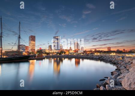 Milwaukee, Wisconsin, États-Unis, vue d'horizon du centre-ville sur le lac Michigan au coucher du soleil. Banque D'Images