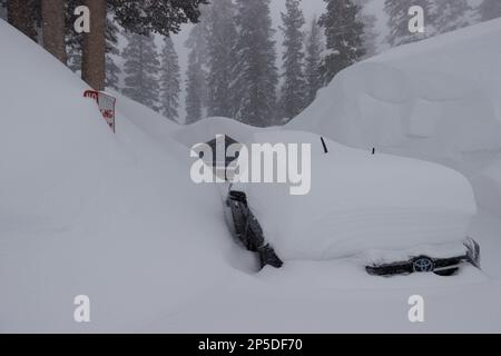 Mammoth Lakes, Californie. 27 février 2023. Un véhicule est couvert de neige pendant un blizzard hivernal à Mammoth Lakes, en Californie. Banque D'Images