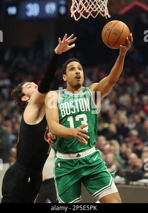Cleveland, États-Unis. 06th mars 2023. Le garde de Boston Celtics Malcolm Brogdon (13) dépose la balle dans le passé Cleveland Cavaliers en avant Cedi Osman (16) au Rocket Mortgage Fieldhouse à Cleveland, Ohio lundi, 6 mars 2023. Photo par Aaron Josefczyk/UPI crédit: UPI/Alay Live News Banque D'Images