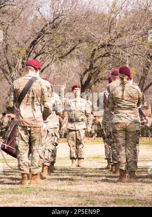 82nd bande de cérémonie aéroportée sur le terrain de Stang, fort Bragg, Caroline du Nord. Bande complète avec conducteur à partir de l'arrière. Plein soleil. Banque D'Images