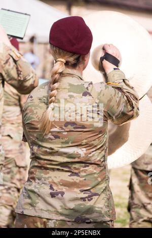 82nd bande de cérémonie aéroportée sur le terrain de Stang, fort Bragg, Caroline du Nord. Femme cymbale en plein soleil, de l'arrière. Banque D'Images