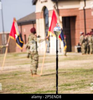 82nd Airborne Ceremonial Band, fort Bragg, Caroline du Nord. Personnel solitaire de cérémonie planté dans le sol, soldat avec drapeau en arrière-plan. Banque D'Images