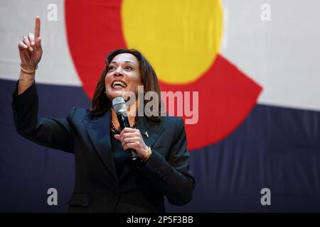 Denver, États-Unis. 06th mars 2023. Le vice-président Kamala Harris s'exprime lundi au Centre Arvada pour les arts de la scène de Denver, Colorado, à 6 mars 2023. Harris a parlé des investissements de l'administration Biden pour lutter contre le changement climatique et des efforts pour construire une nouvelle économie d'énergie propre. Photo de Michael Ciaglo/UPI crédit: UPI/Alay Live News Banque D'Images