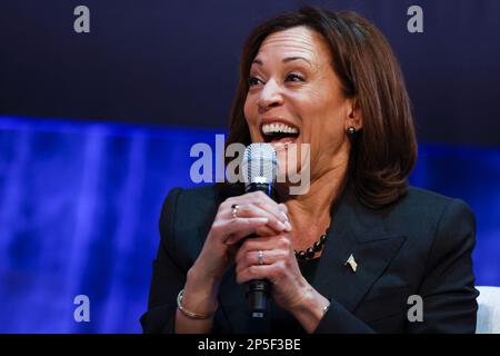 Denver, États-Unis. 06th mars 2023. Le vice-président Kamala Harris s'exprime lundi au Centre Arvada pour les arts de la scène de Denver, Colorado, à 6 mars 2023. Harris a parlé des investissements de l'administration Biden pour lutter contre le changement climatique et des efforts pour construire une nouvelle économie d'énergie propre. Photo de Michael Ciaglo/UPI crédit: UPI/Alay Live News Banque D'Images