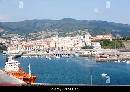 Vue sur le port et la colonie de Bermeo, Espagne. Paysage espagnol Banque D'Images