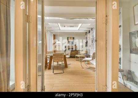 Amsterdam, pays-Bas - 10 avril 2021 : un salon avec parquet et portes vitrées donnant sur une salle à manger ouverte sur la photo est pris de l'intérieur Banque D'Images