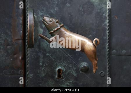 Quedlinburg, Allemagne. 06th mars 2023. Vue sur une poignée de porte sur le portail principal de la collégiale de Saint-Jean Servartii à Quedlinburg. Les fenêtres historiques de la collégiale sont retirées et restaurées. Les vitres de trois mètres de haut de 1936 présentent des dommages causés par les intempéries et doivent maintenant être déposées. Ils seront réinstallés dans environ 10 semaines. La collégiale est un site classé au patrimoine mondial de l'UNESCO. Elle a été consacrée en 1129. Credit: Matthias Bein/dpa/Alay Live News Banque D'Images