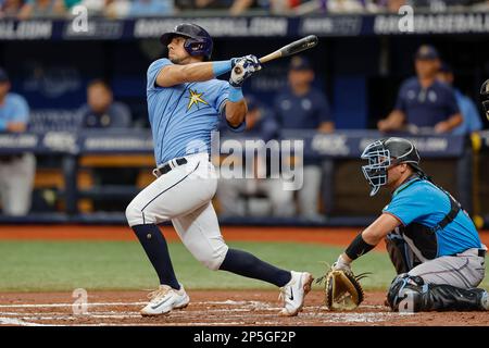 St. Petersburg, FL USA; le catcher de Tampa Bay Rays Rene Pinto (50) atteint un ballon de mouche au centre du terrain lors d'un match d'entraînement de printemps de la MLB contre le Miami Ma Banque D'Images