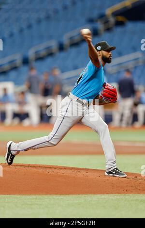 St. Petersburg, FL USA; Miami Marlins départ lanceur Sandy Alcantara (22) livre un terrain lors d'un match d'entraînement de printemps MLB contre la baie de Tampa Banque D'Images