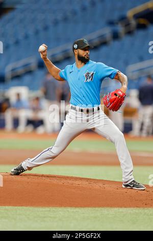 St. Petersburg, FL USA; Miami Marlins départ lanceur Sandy Alcantara (22) livre un terrain lors d'un match d'entraînement de printemps MLB contre la baie de Tampa Banque D'Images