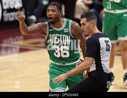 Cleveland, États-Unis. 06th mars 2023. Le garde de Boston Celtics Marcus Smart (36) réagit à un appel contre les cavaliers de Cleveland dans la seconde moitié au Rocket Mortgage Fieldhouse à Cleveland, Ohio lundi, 6 mars 2023. Photo par Aaron Josefczyk/UPI crédit: UPI/Alay Live News Banque D'Images