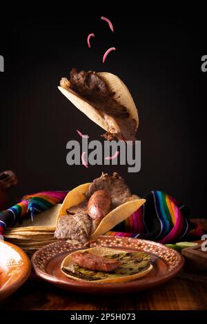 Carne Asada tombant Tacos. (Viande rôtie) plat très populaire dans le nord du Mexique, également appelé Asado, Discada ou Parillada, est une technique de cuisson en whic Banque D'Images