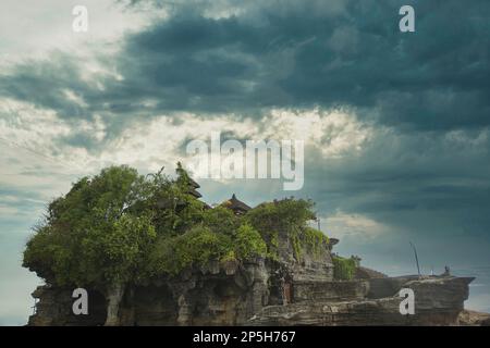 Photo de tout le temple de Pura Tanah Lot, avec un ciel spectaculaire en arrière-plan. Banque D'Images