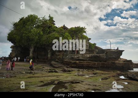 Plan de l'ensemble du temple Pura Tanah Lot, rochers au premier plan, la mer en arrière-plan. Banque D'Images