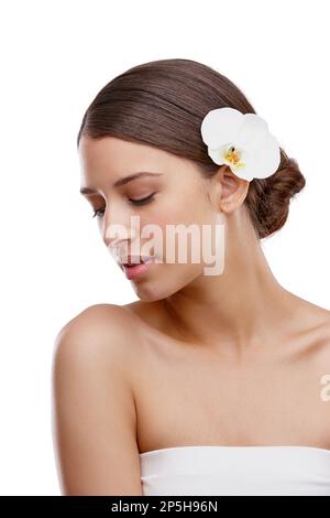 Beauté florale. Studio photo d'une belle jeune femme avec une orchidée dans ses cheveux. Banque D'Images