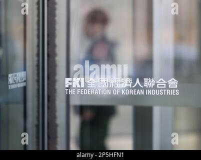 Séoul, Corée du Sud. 06th mars 2023. Logo de la Fédération des industries coréennes (FKI) à son siège à Séoul. La Fédération des industries coréennes (FKI) est une organisation économique majeure en Corée du Sud. Fondée en 1961, elle compte plus de 600 membres parmi les industries et les entreprises coréennes. Crédit : SOPA Images Limited/Alamy Live News Banque D'Images