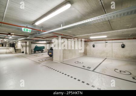 Amsterdam, pays-Bas - 10 avril 2021 : l'intérieur d'un garage sans voiture ni véhicule stationné au sol et deux autres véhicules dans l'espace Banque D'Images