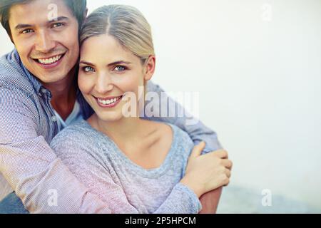 L'amour est tout ce qui compte. Portrait d'un jeune couple heureux qui profite d'un moment affectueux ensemble en plein air. Banque D'Images